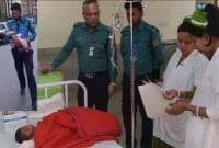 শরীরে পচন ধরায় চলন্ত গাড়ি থেকে ছুঁড়ে ফেললো কন্যাশিশুকে, ছুটে গিয়ে বাঁচাল পুলিশ