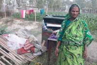 রাতের আধারে বৃদ্ধা মাকে পি'টিয়ে ঘর থেকে বে'র করে দিল ছেলে