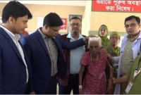 ফেলে যাওয়া বৃদ্ধার দায়িত্ব নিলেন উপজেলা নির্বাহী কর্মকর্তা ফেলে যাওয়া বৃদ্ধার দায়িত্ব নিলেন উপজেলা নির্বাহী কর্মকর্তা