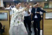 অফিসে কর্মচারিদের সাথে 'মুকাবেলা' গানে মহিলা বসের তুমুল নাচ, ভাই'রাল ভিডিও