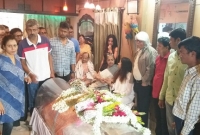 ম'রদে'হের সামনে কা'ন্নায় ভে'ঙে পড়লেন নায়িকা ঋতুপর্ণা-রচনা