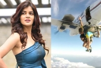 ১৫০০ ফুট উচ্চতায় বিমান থেকে ঝাঁপ দিলেন মধুমিতা সরকার পাখি!