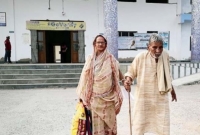 ছেলে অত্যা'চারে বাড়িছাড়া, প্রশাসনের দ্বারে দ্বারে ঘুরে আর্জি বৃদ্ধ দম্পতির