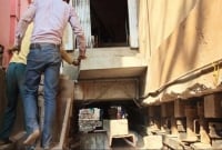 অবিশ্বাস্য ঘটনা, যশোর রোডে প্রযুক্তির সাহায্যে না ভেঙেই সরানো হচ্ছে চারতলা বাড়ি! অবিশ্বাস্য ঘটনা, যশোর রোডে প্রযুক্তির সাহায্যে না ভেঙেই সরানো হচ্ছে চারতলা বাড়ি!