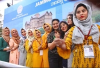 ডোনাল্ড ট্রাম্পকে বিমানবন্দরে নেচে স্বাগত জানালেন কাশ্মীরি কন্যারা (ভিডিও)