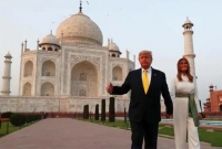 মেলানিয়ার হাতে হাত রেখে তাজমহল ঘুরলেন ডোনাল্ড ট্রাম্প