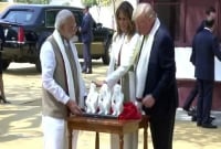 ৩ বাঁদরের সঙ্গেও ট্রাম্পের পরিচয় করিয়ে দিলেন নরেন্দ্র মোদি