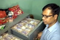  আওয়ামী লীগের সাবেক নেতার বাড়িতে ৫ সিন্দুকভর্তি টাকা, বিপুল স্বর্ণালঙ্কারের সন্ধান