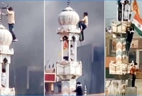 জয় শ্রী রাম বলতে বলতে দিল্লির মসজিদে আ'গুন, মিনারে উঠল হনুমানের পতাকা