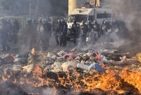 জ্ব'লছে দিল্লি, ‘‌জয় শ্রী রাম’ স্লোগান তুলে এক মুসলিম যুবককে মা'রছে পুলিশ!