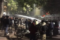 ভোর-রাত সাড়ে ৩ টায় দিল্লির মুখ্যমন্ত্রী বাড়ী ঘেরাও