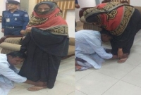 অবাধ্য ছেলেকে মায়ের পা ধরে মাফ চাওয়ালেন এসপি