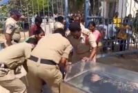 ভারতে মেয়ের লা'শ ধরে কাঁদছেন বাবা, লাথি মা'রছে পুলিশ