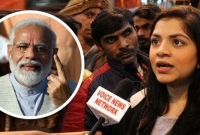 একজন চা-ওয়ালার হাতে দেশ তুলে দিলে এমনই হয়: কাশ্মিরি তরুণী