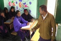 ঘণ্টা বাজান, চা-জল দেন, আবার উঁচু ক্লাসে অঙ্ক করান এই স্কুলের পিওন!