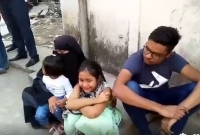 ম'র্গের সামনে বসে মায়ের জন্য দুই শিশুর কা'ন্না!