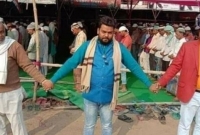 নয়াদিল্লিতে হিন্দুদের তৈরি মানব ঢালের মধ্যে নিরাপদে মুসল্লিদের নামাজ আদায়