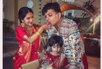 মায়ের বিয়ের অনুষ্ঠানে মেয়ে