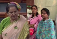 দিল্লীতে হিং'সার জেরে উ'ত্তাল ভারতের সংসদ, অধিবেশনের মধ্য দুই মহিলা সাংসদের মা'রামা'রি