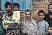 ফেসবুকে ভি'ডিও দেখে হারিয়ে যাওয়া মাকে খুঁ'জে পেলেন রতন