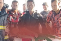 পানির নিচে মেয়ে রোশনিকে বুকেই জড়িয়ে রেখেছিলেন বাবা