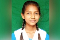 স্কুলে যাওয়ার পথে হাঁটতে হাঁটতে মৃত্যুর কোলে ঢলে পড়লো মেয়েটি