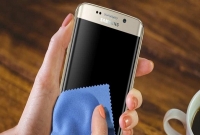 করোনাভাইরাস এড়াতে জেনে নিন ফোনের স্ক্রিন পরিষ্কারের উপায়