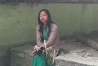 স্বামীকে লুকিয়ে রেখেছেন শ্বশুর-শাশুড়ি! ফিরে পেতে শ্বশুরবাড়ির সামনে অনশনে বধূ