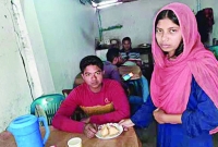 বাবার ঋণ মেটাতে পড়া ছেড়ে হোটেলে কাজ করছে মেধাবী ছাত্রী টুম্পা