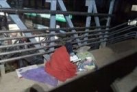 সুমধুর কণ্ঠে ল্যাম্প পোস্টের আলোয় কুরআন তেলাওয়াত করছেন এক বৃদ্ধা