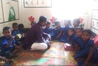 মাটিতে মাদুরে বসেই শিশুদের পড়ালেন এমপি তুহিন