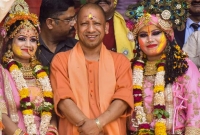 হাজারো বিতর্কের মধ্যে অনবদ্য রেকর্ড গড়লেন যোগী আদিত্যনাথ