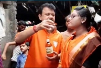 করোনা রু'খতে এবার কলকাতায় বাঙালীদের গোমূ'ত্র খাওয়াচ্ছেন বিজেপি নেতারা