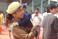 শিশুপুত্র কোলেই ডিউটি করছেন মহিলা পুলিশকর্মী