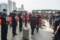 দীর্ঘ দুই মাসের ল'ড়াই শেষে উহানের স্বাস্থ্যকর্মীরা বাড়ি ফিরছেন বীরের বেশে