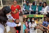 করোনা সচেতনতায় রাস্তায় রাস্তায় মাস্ক বিতরণ করছেন কণ্ঠশিল্পী সিঁথি