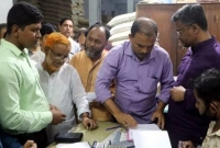 ‘করোনার প্রভাব’ দেখিয়ে বেশি দামে চাল বিক্রি করায় জরিমানা