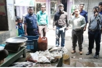বাজারে মাছ বিক্রি করছেন ‘কোয়ারেন্টাইনে’ থাকা প্রবাসী