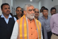 করোনা থেকে বাঁচতে দুপুরের চড়া রোদে গিয়ে বসুন : ভারতের স্বাস্থ্যমন্ত্রী