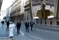 জনমানবশূন্য রাস্তা দিয়ে হেঁটে চলেছেন পোপ ফ্রান্সিস, পূণ্যভূমিতে গোরস্তানের নীরবতা 