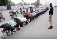 লকডাউন অমান্য করে বাড়ি থেকে বের হওয়ায় মুরগি বানিয়ে শাস্তি