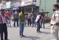 লকডাউনের নির্দে'শনা অমা'ন্য করায় কান ধ'রে 'ওঠাবসা' করাল পুলিশ