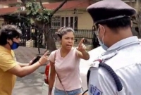 রাস্তায় বাধা দেয়ায় পুলিশের গায়ে লালা ও লিপস্টিক লাগিয়ে দিলেন তরুণী