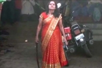'সাহস থাকলে আমাকে সরা', তলোয়ার হাতে দাঁড়িয়ে পুলিশকে হু'মকি মহিলার!
