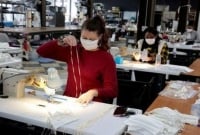 ভ'য়াবহ সরঞ্জাম সঙ্কটে অস্ট্রেলিয়া, ডাক্তাররা নিজেরাই সেলাই করছেন নিজেদের পিপিই