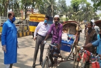 নিম্ন আয়ের শ্রমিক ও রিকশাচালকদের চাল দিয়ে বাড়ি ফেরত পাঠালেন ডিসি