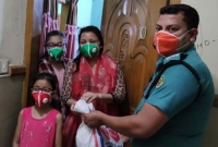 মাইকিং শুনে থানায় ফোন, আধা ঘন্টাই বাজার নিয়ে বাসায় হাজির পুলিশ!