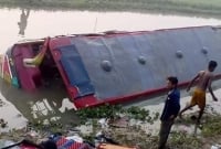 অর্ধশত যাত্রী নিয়ে বাস খাদে 