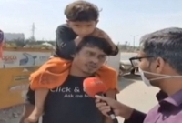 লকডাউন: ছেলেকে কাঁধে নিয়ে স্ত্রীসহ টানা দু’দিন হাঁটলেন বাবা!