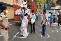 নিজের হাতে গরিবদের মাঝে খাবার তুলে দিলেন মমতা ব্যনার্জী